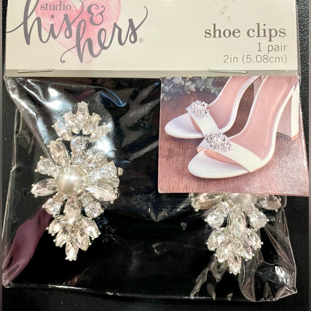 STUDIO HIS AND HERS Floral rhinestone 1pair Shoe Clips size 2in NWT - Picture 3 of 4